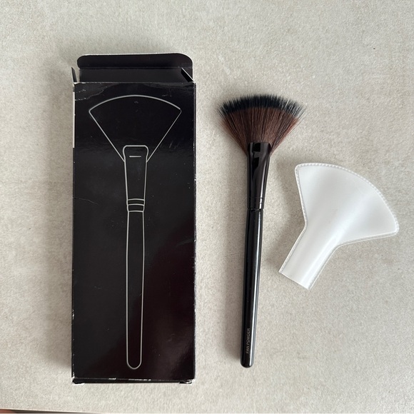 Laura Mercier Fan Powder Brush - Picture 3 of 7